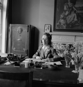 Zilveren medaille van Oranje Nassau verleend aan May McCarty die 25 jaar verbond, Bestanddeelnr 935-2315