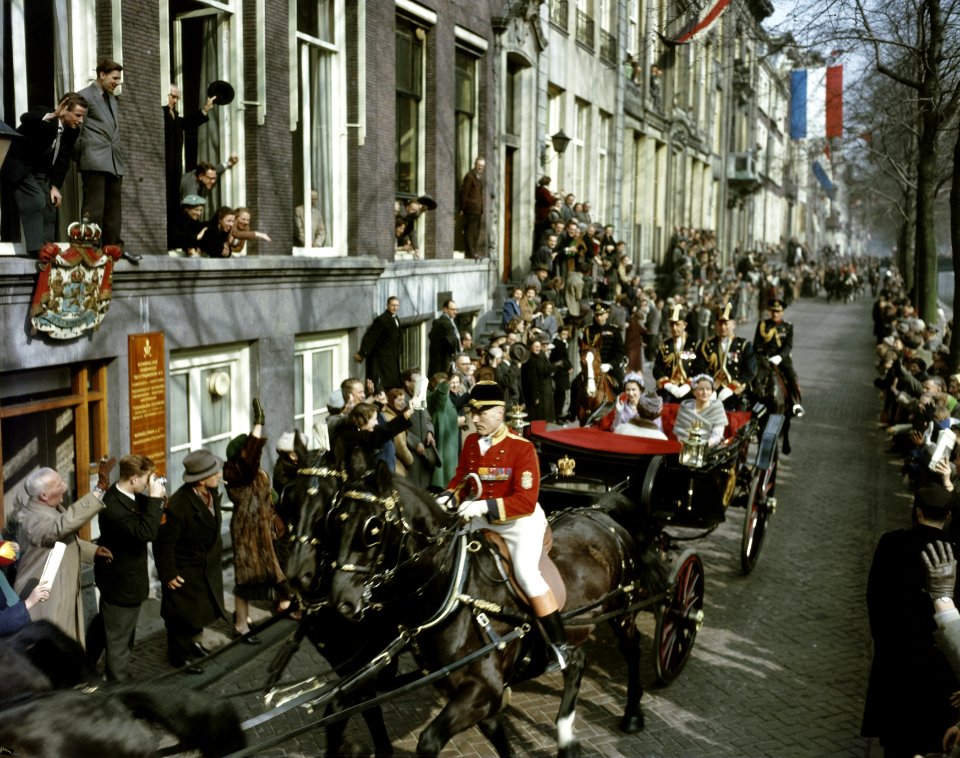 Zilveren huwelijksfeest van koningin Juliana en prins Bernhard. Rijtoer van koni, Bestanddeelnr 254-7270