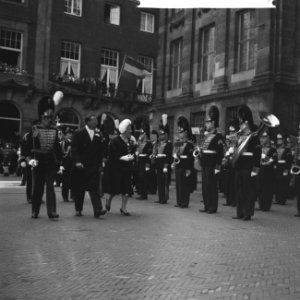 Zilveren huwelijksfeest Koninklijk paar vertrek van de Dam in het rijtuig, Bestanddeelnr 913-8278