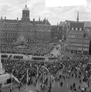 Zilveren huwelijksfeest Koninklijk paar overzicht op d Dam tijdens rijtoer, Bestanddeelnr 913-8275
