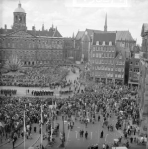 Zilveren huwelijksfeest Koninklijk paar overzicht op d Dam tijdens rijtoer, Bestanddeelnr 913-8271