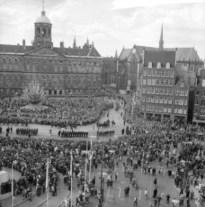 Zilveren huwelijksfeest Koninklijk paar overzicht op d Dam tijdens rijtoer, Bestanddeelnr 913-8270