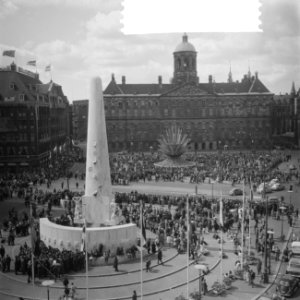 Zilveren huwelijksfeest Koninklijk paar vertrek van de Dam in het rijtuig, Bestanddeelnr 913-8280