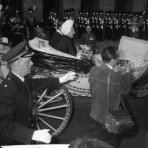 Zilveren huwelijksfeest Koninklijk paar vertrek van de Dam in het rijtuig, Bestanddeelnr 913-8277