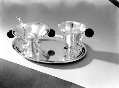 Zilveren melkkan en suikerpot op een blaadje van de firma Gerritsen en Van Kempe, Bestanddeelnr 189-0790 photo