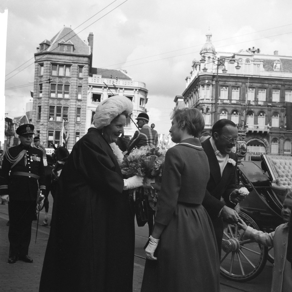 Zilveren huwelijksfeest Koninklijk paar vertrek van de Dam in het rijtuig, Bestanddeelnr 913-8279