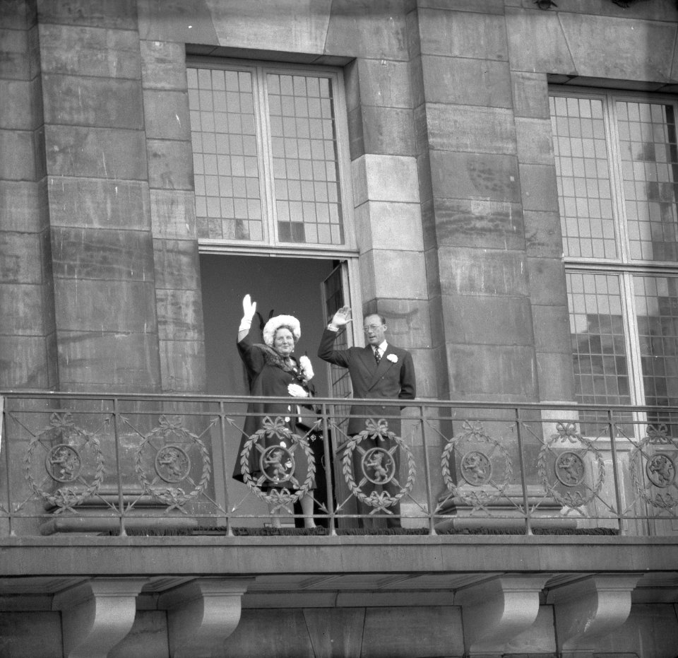 Zilveren huwelijksfeest Koninklijk paar op het balkon ten voeten uit (Dam), Bestanddeelnr 913-8266