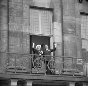 Zilveren huwelijksfeest Koninklijk paar op het balkon ten voeten uit (Dam), Bestanddeelnr 913-8267