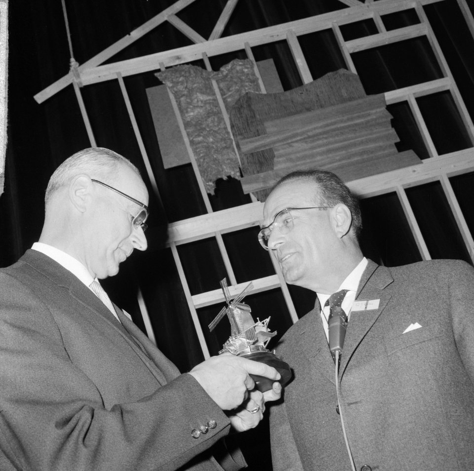 Zilveren houtzaagmolen 1964, voor de heer G. I. M. van Kemenade (links) rechts d, Bestanddeelnr 917-0457