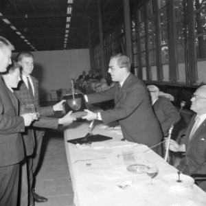 Zilveren troffels 1965 te Rotterdam uitgereikt, de leerlingen ontvangen de prijz, Bestanddeelnr 918-0397