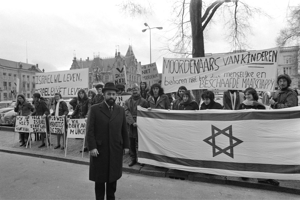 Zionistische Jeugdorganisatie demonstreren voor ministerie van BuiZa in Den Haag, Bestanddeelnr 927-5799