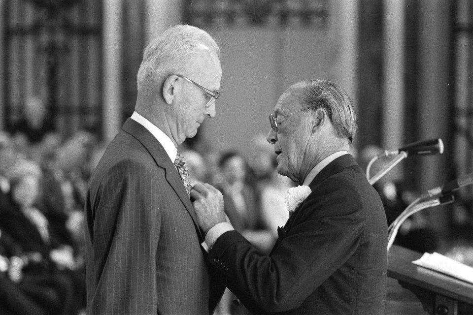 Zilveren Anjers Prins Bernhard en H. G. van Slooten, Bestanddeelnr 933-0147