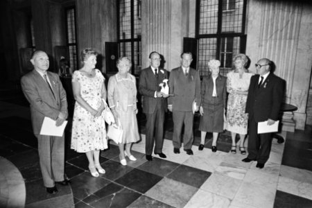 Zilveren Anjers uitgereikt door Prins Bernhard in het Paleis op de Dam in Amster…, Bestanddeelnr 931-5664