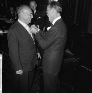 Zilveren Anjer 1964 , Prins Bernhard speldt de Zilveren anjer op de refers van j, Bestanddeelnr 916-5651