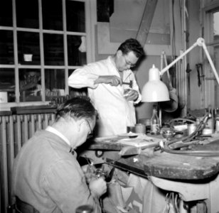 Zilversmeden aan het werk in de smederij, Bestanddeelnr 252-8872