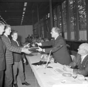 Zilveren troffels 1965 te Rotterdam uitgereikt, de leerlingen ontvangen de prijz, Bestanddeelnr 918-0398