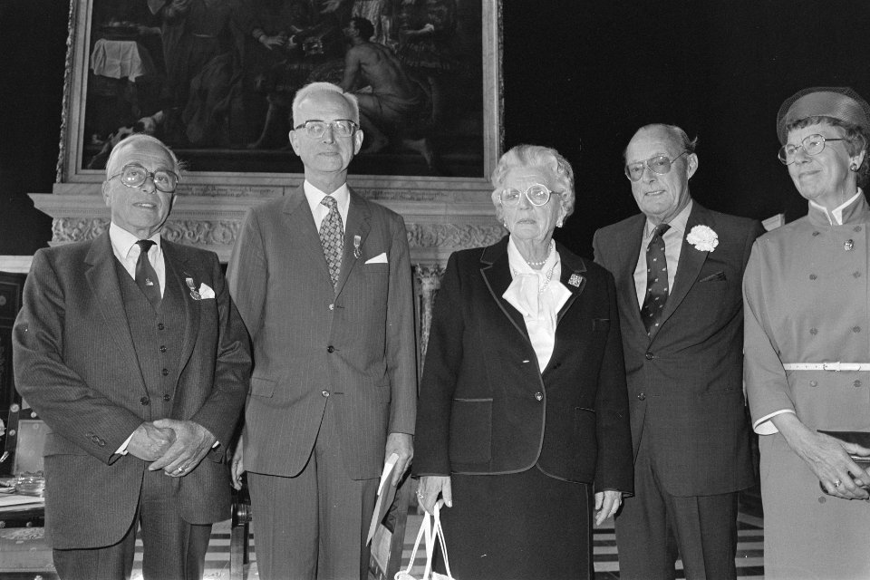Zilveren Anjers Prinses Juliana en Prins Bernhard met Cleveringa (l) en Van Sl, Bestanddeelnr 933-0148