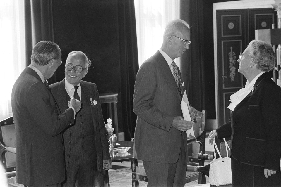 Zilveren Anjers Prinses Juliana en Prins Bernhard met Cleveringa (l) en Van Sl, Bestanddeelnr 933-0149