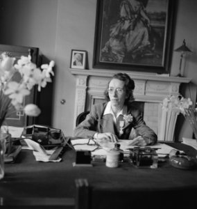 Zilveren medaille van Oranje Nassau verleend aan May McCarty die 25 jaar verbond, Bestanddeelnr 935-2316