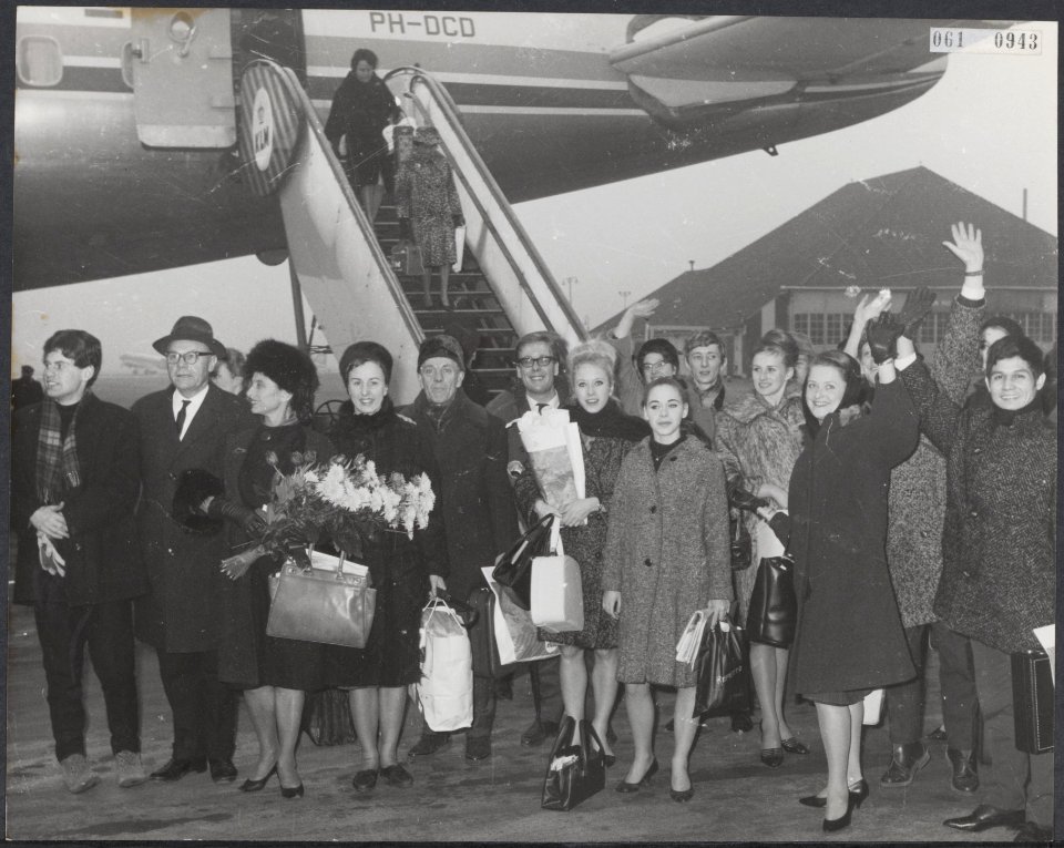 Zaterdagmorgen arriveerde op Schiphol het Scapino ballet van hun reis door Ameri, Bestanddeelnr 061-0943