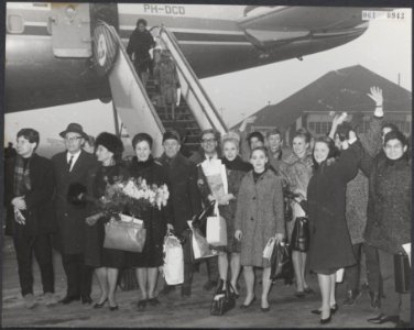 Zaterdagmorgen arriveerde op Schiphol het Scapino ballet van hun reis door Ameri, Bestanddeelnr 061-0943
