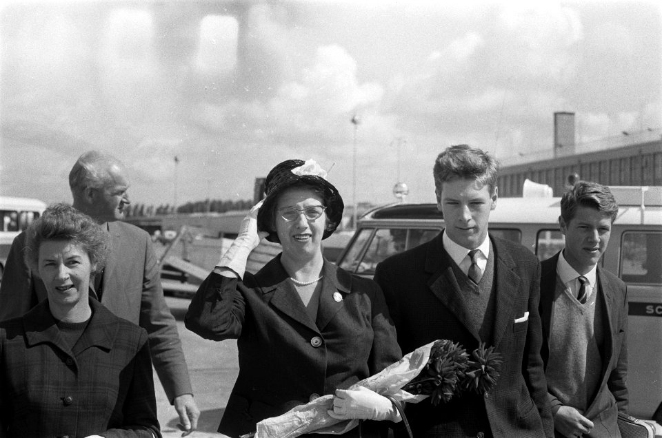 Zaterdagmiddag arriveerde op Schiphol mevrouw Platteel uit Nieuw-Guinea, Bestanddeelnr 914-2369
