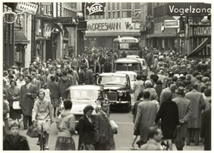 Zaterdagdrukte en auto verkeer in de Grote Houstraat