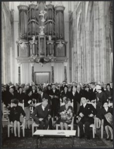Zaterdagmiddag woonde koningin Juliana in de Grote- of Eusebiuskerk een dienst b, Bestanddeelnr 476037 032