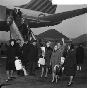 Zaterdagmorgen arriveerde op Schiphol het Scapino ballet van hun reis door Ameri, Bestanddeelnr 915-9048