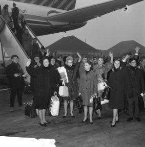 Zaterdagmorgen arriveerde op Schiphol het Scapino ballet van hun reis door Ameri, Bestanddeelnr 915-9046