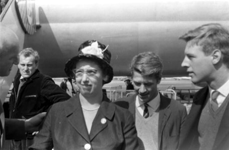 Zaterdagmiddag arriveerde op Schiphol mevrouw Platteel uit Nieuw-Guinea, Bestanddeelnr 914-2370