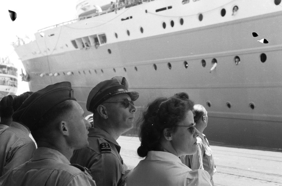 Zaterdag 13 maart 1948 vertrok van Priok de Willem Ruys met aan boord een detach, Bestanddeelnr 1575-1-4
