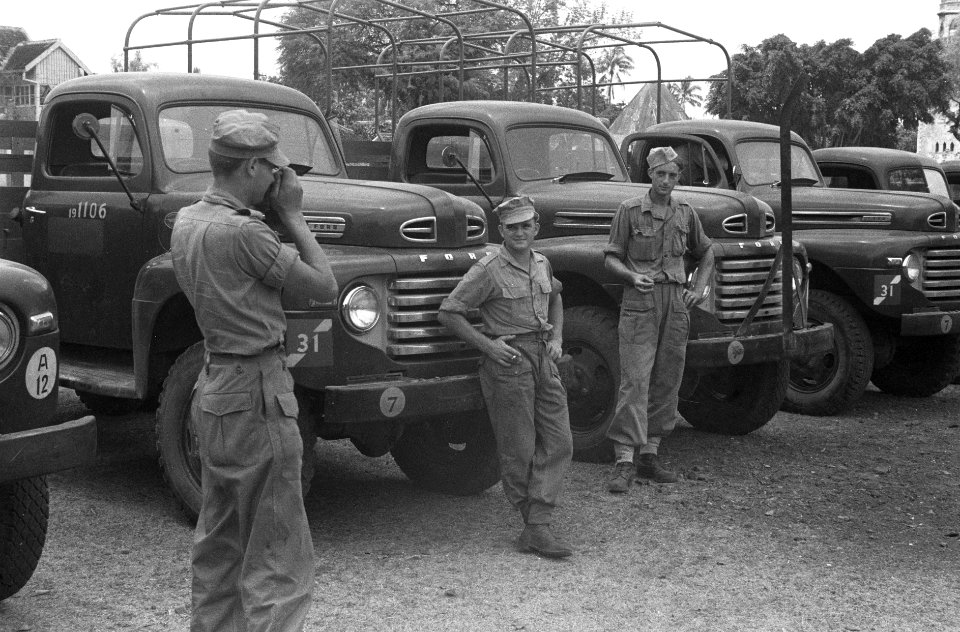 Zaterdag 12 november werden te Ngandjoek (Oost-Java) 48 Fordvrachtautos, 16 mot, Bestanddeelnr 969