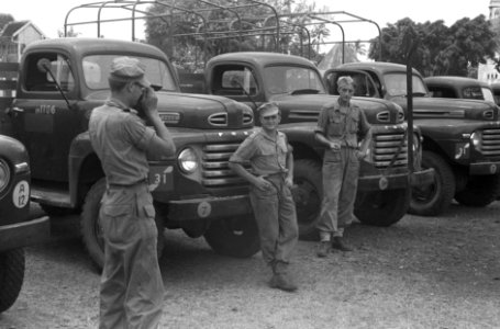 Zaterdag 12 november werden te Ngandjoek (Oost-Java) 48 Fordvrachtautos, 16 mot, Bestanddeelnr 969