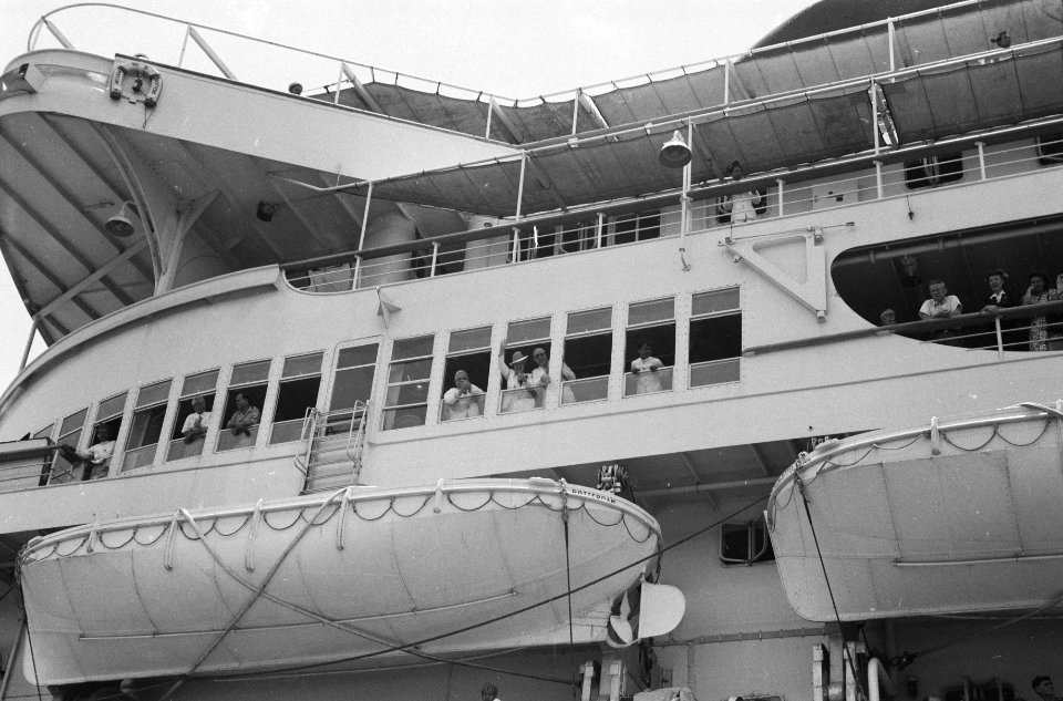 Zaterdag 13 maart 1948 vertrok van Priok de Willem Ruys met aan boord een detach, Bestanddeelnr 1575-1-2