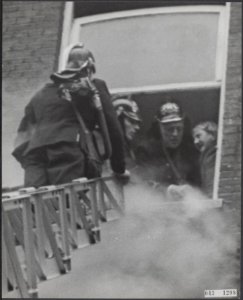 Zaterdag brak omstreeks het middaguur brand uit in de Jacob van Campenstraat 22., Bestanddeelnr 043-1208