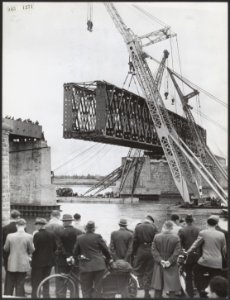 Zaterdag is in de spoorbrug bij Baanhoek op de lijn Dordrecht-Nijmegen een groot, Bestanddeelnr 043-1271