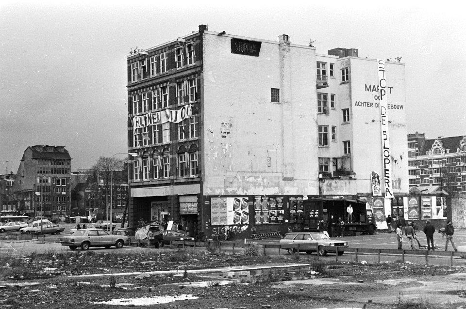 Zaterdag hebben een aantal jongeren het oude Cemsto gebouw aan Waterlooplein bez…, Bestanddeelnr 931-2366