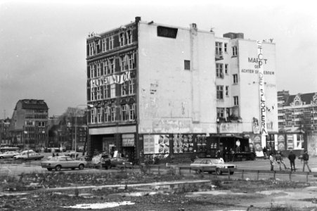 Zaterdag hebben een aantal jongeren het oude Cemsto gebouw aan Waterlooplein bez…, Bestanddeelnr 931-2366