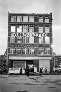 Zaterdag hebben een aantal jongeren het oude Cemsto gebouw aan Waterlooplein bez…, Bestanddeelnr 931-2365