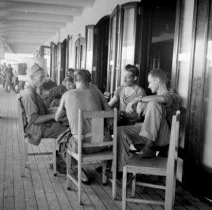 Ze zij wel aan reizen gewend geraakt. Er moet wel veel gebeuren om een marinier , Bestanddeelnr 12710