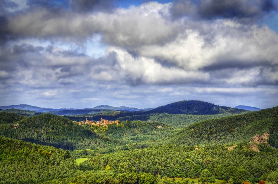 Burgruine wild clouds