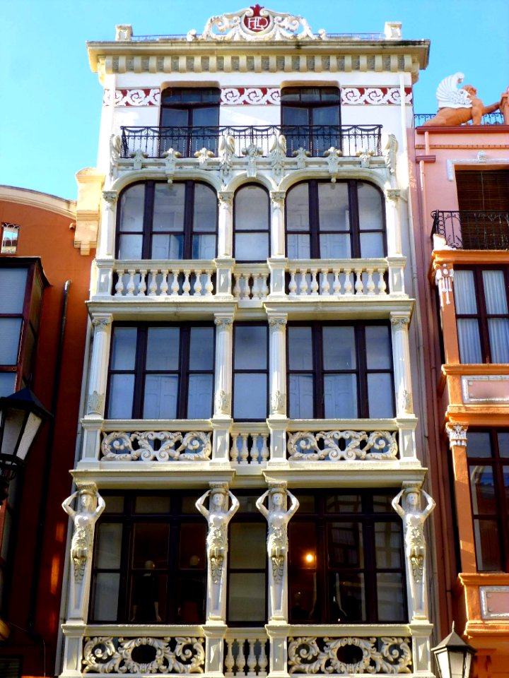 Zamora - Plaza de Sagasta, Casa Fidel Luelmo o Edificio Las Cariátides 3