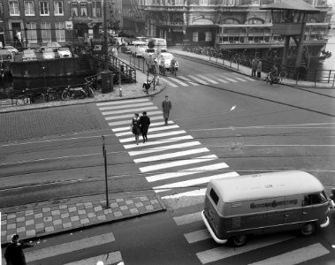Zebraovergang in Amsterdam. Zebraovergang op de Munt, Bestanddeelnr 913-1216 photo