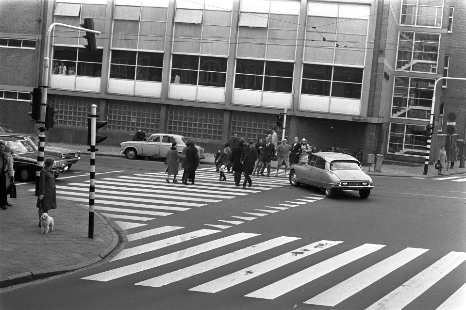 Zebrapaden op de hoek van de Ruysdaelstraat en de Hobbemakade te Amsterdam, Bestanddeelnr 923-4368