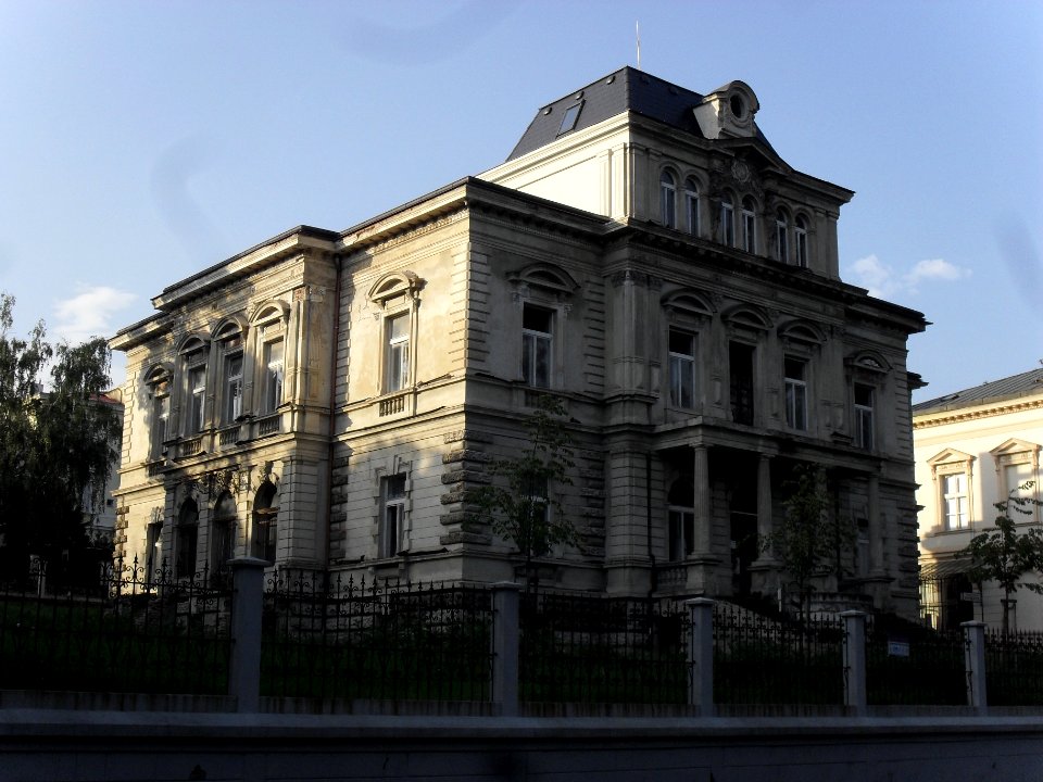 Zchátralá budova vedle Teplické knihovny
