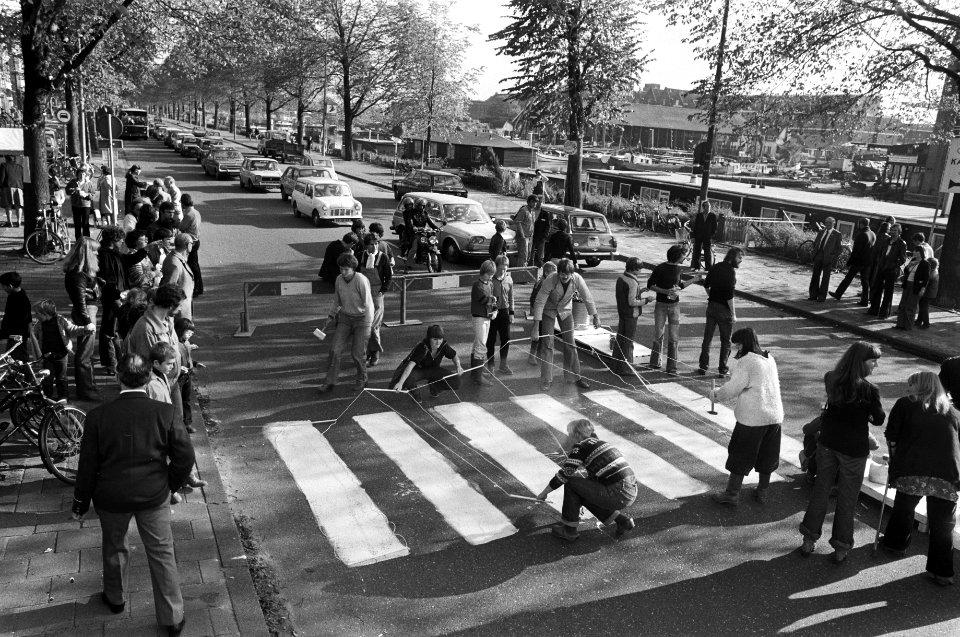 Zebrapaden, verkeer, woonwijken, Bestanddeelnr 930-4993