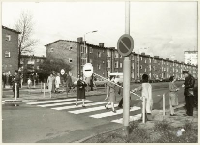Zebrapad door moeders beveiligd met een Endlicharm ( slagboom). Op de Prins Bernhardlaan, hoek Prinses Beatrixplein. NL-HlmNHA 54003784