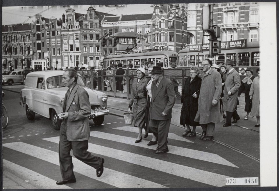 Zebrapaden, trams, bejaarden, Muntplein, Bestanddeelnr 073-0450