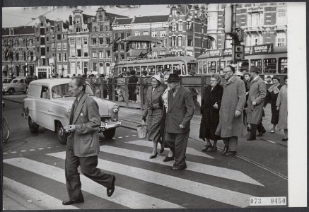 Zebrapaden, trams, bejaarden, Muntplein, Bestanddeelnr 073-0450